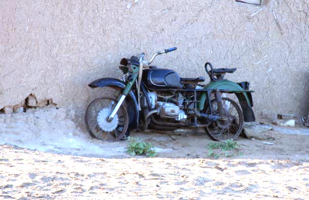 мотоцикл в пустыне